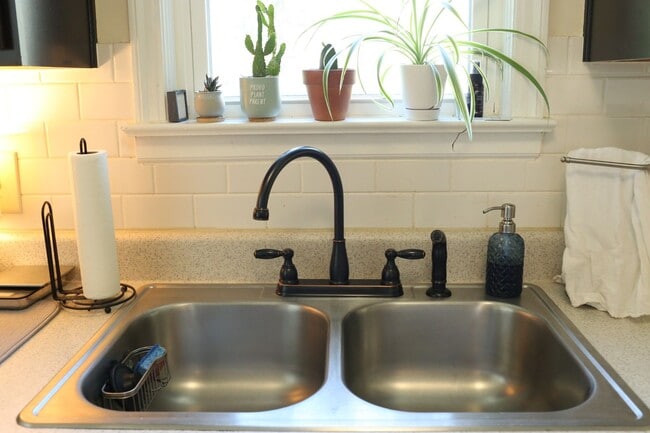 Building Photo - Awesome Cottage in the Heart of Inglewood/...