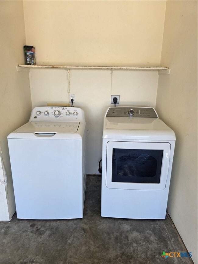 Building Photo - 2908 Southhill Dr