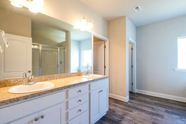 Building Photo - Move in special