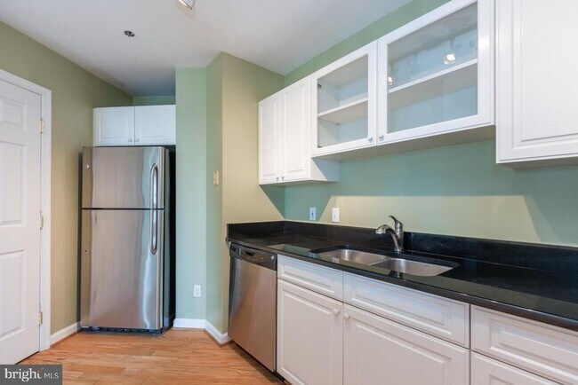 Building Photo - 100 Harborview Dr
