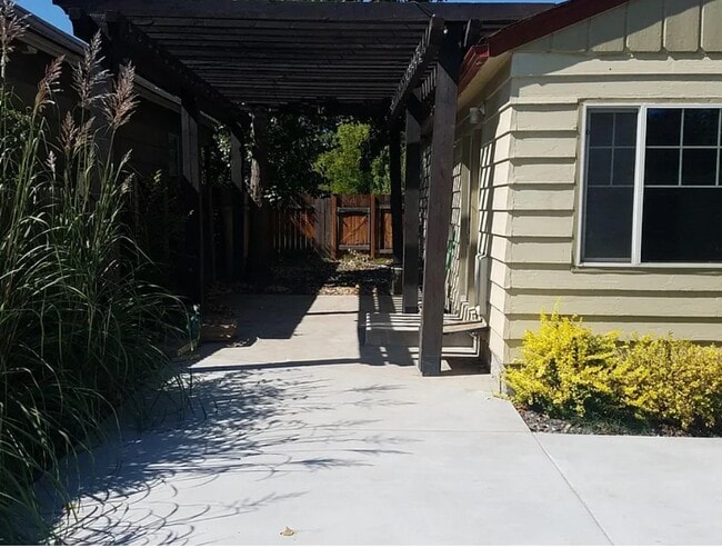 Building Photo - 817 W Highland St