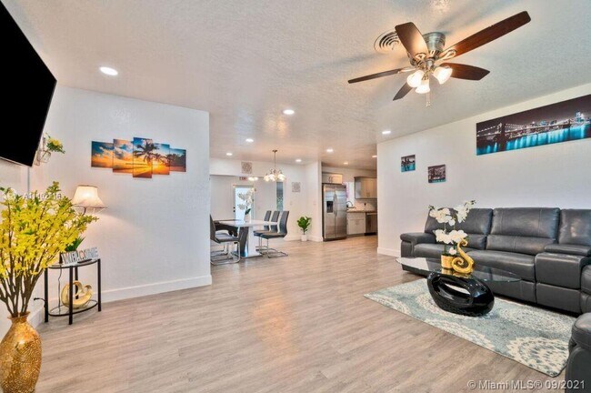 Building Photo - 5510 Pierce St