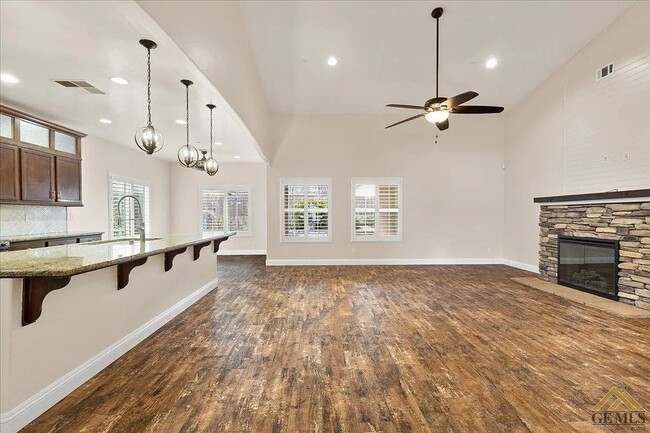 Building Photo - Charming NW Home with 3-Car Garage in Desirable Neighborhood