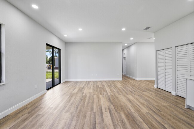 Building Photo - 623 Franklin