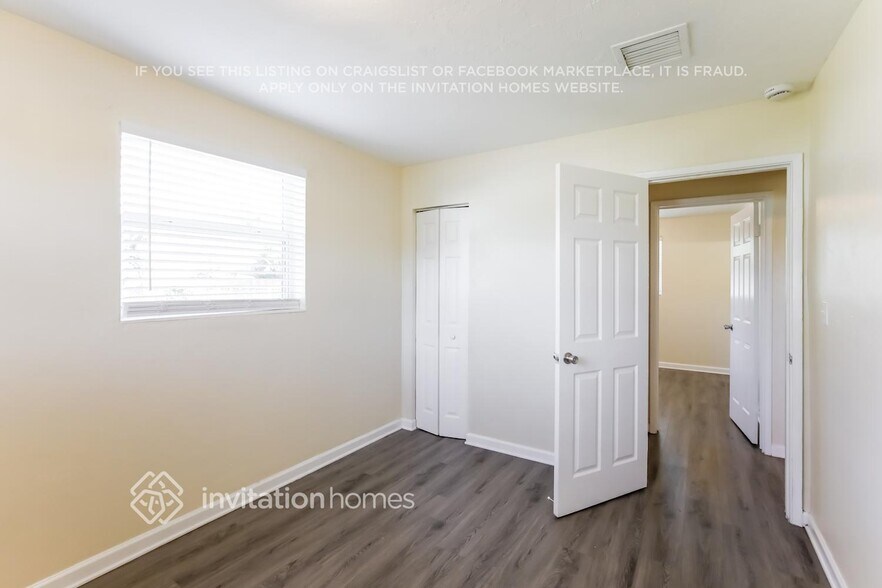 Building Photo - 3780 SW 16th Pl