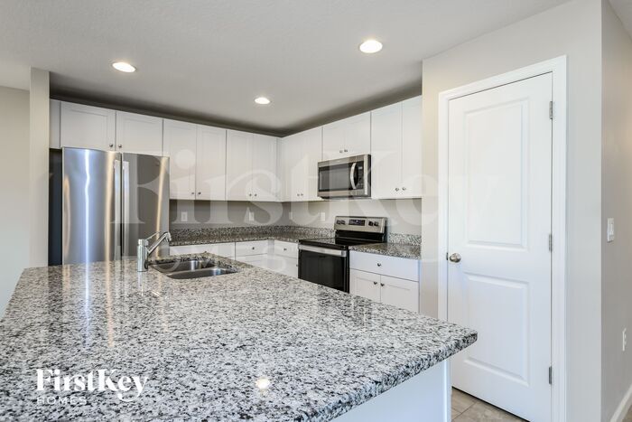 Building Photo - 421 Earhart Dr