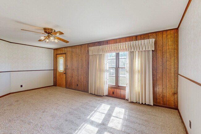 Building Photo - Charming 3-Bedroom Gem with Mid-Century Fl...