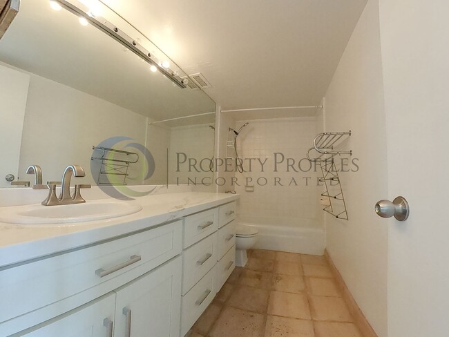 Building Photo - Large Studio/1 bath unit at Princess Kealoha