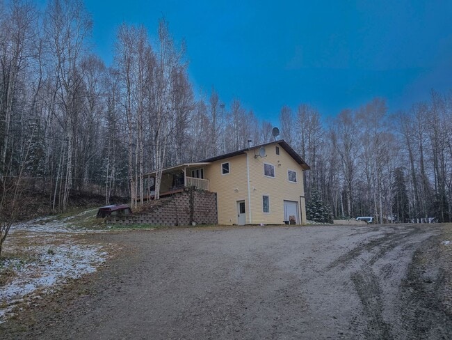 Building Photo - 3BR/3BA Home on 1.9 Acres – Garage & Pet F...