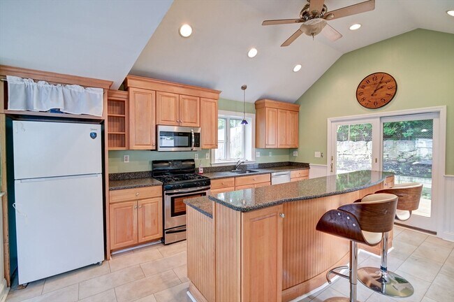 Building Photo - 30 Thayer Ave