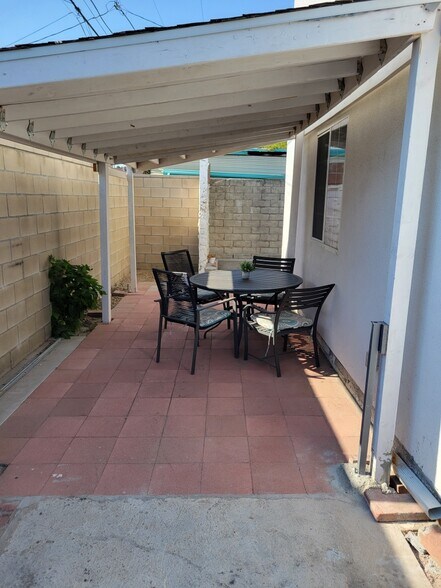 Furnished pergola - 5837 Riverton Ave