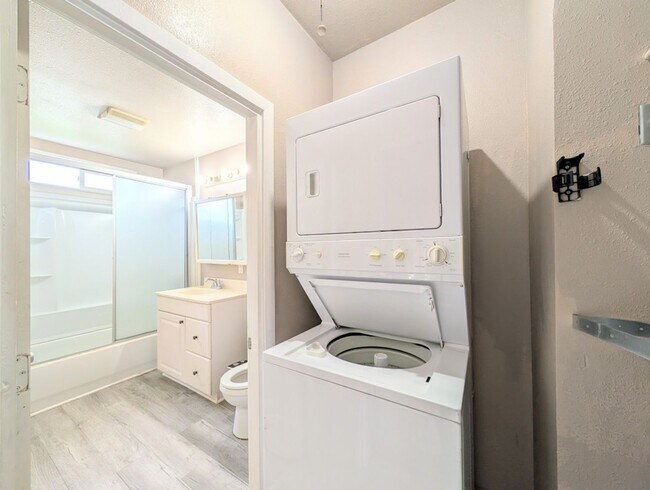 Building Photo - 1Bd/1Ba Everett Condo