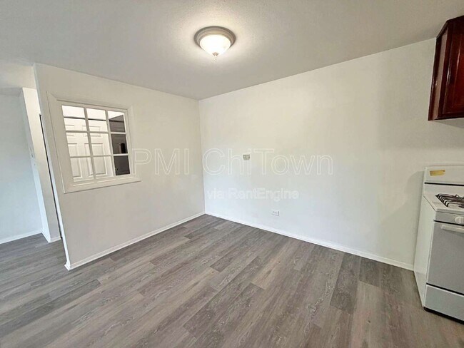 Building Photo - 841 Blossom Ln