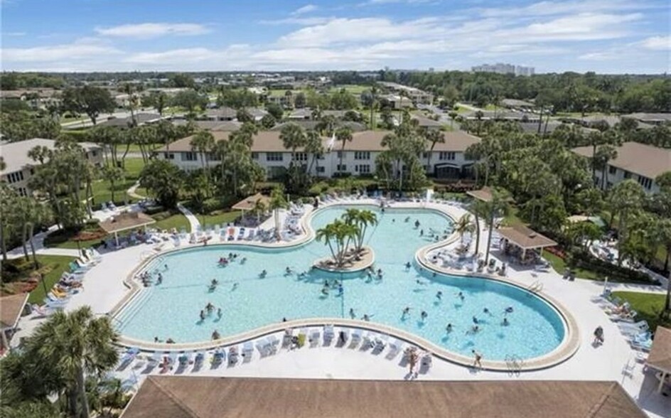 Resort-style pool - 4040 Ice Castle Way