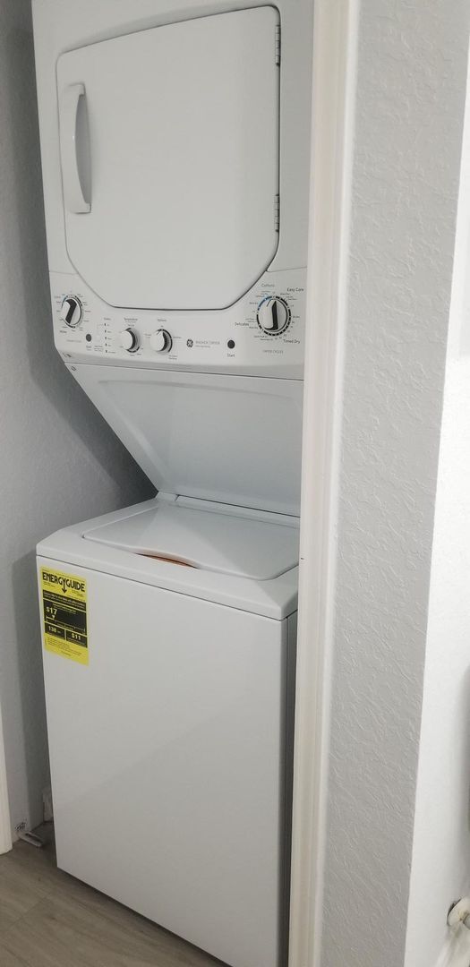 Building Photo - $500 rent credit December move-in special. Updated, clean 1x1 New floors, appliances, washer/dryer!