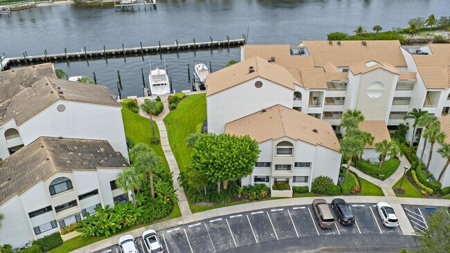 Building Photo - 811 Oak Harbour Dr