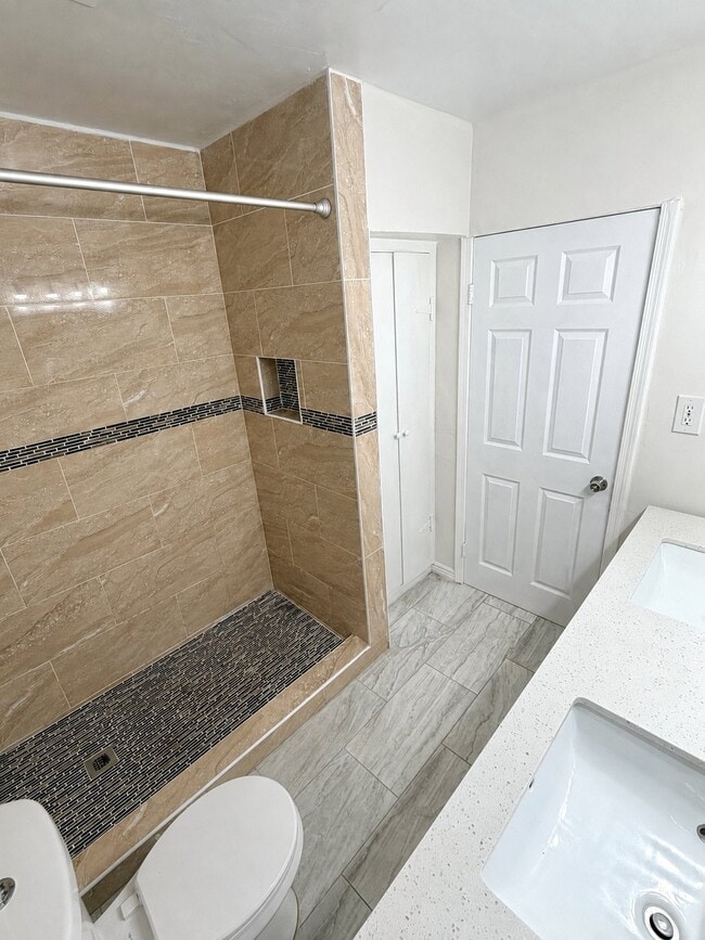 Building Photo - 8102 N 30th Dr