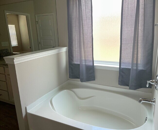 Building Photo - Beautiful 5 Bedroom Home with Pool in Holl...