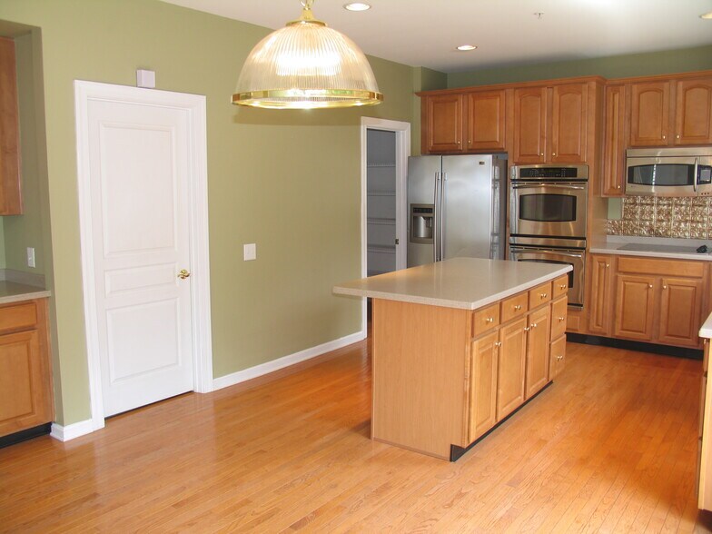 Building Photo - 2812 River Willow Dr
