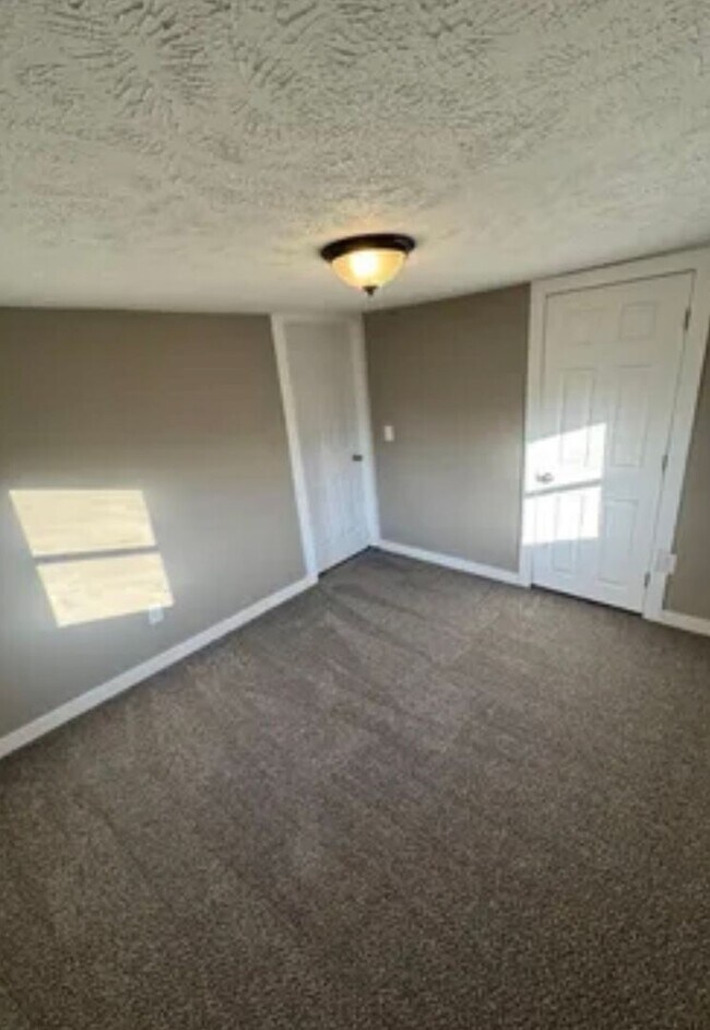 Building Photo - 2 bedroom/1 bath w/carport