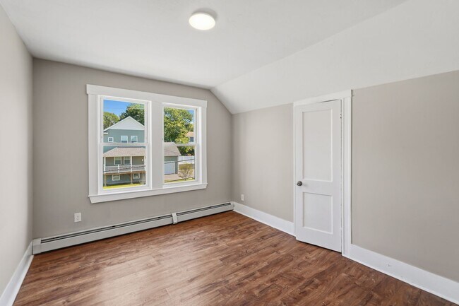 Building Photo - 387 Grove St