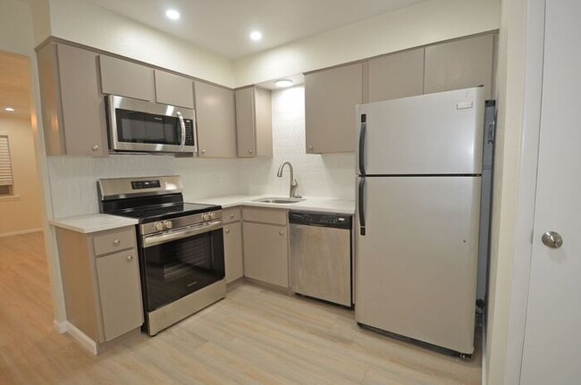 Building Photo - Tara Condos 2 Bed 1 Bath Apt NW 63rd & May...