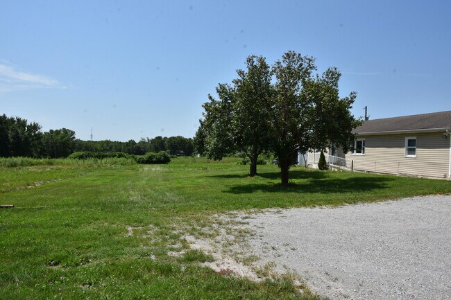 Building Photo - 714 E Nance Dr