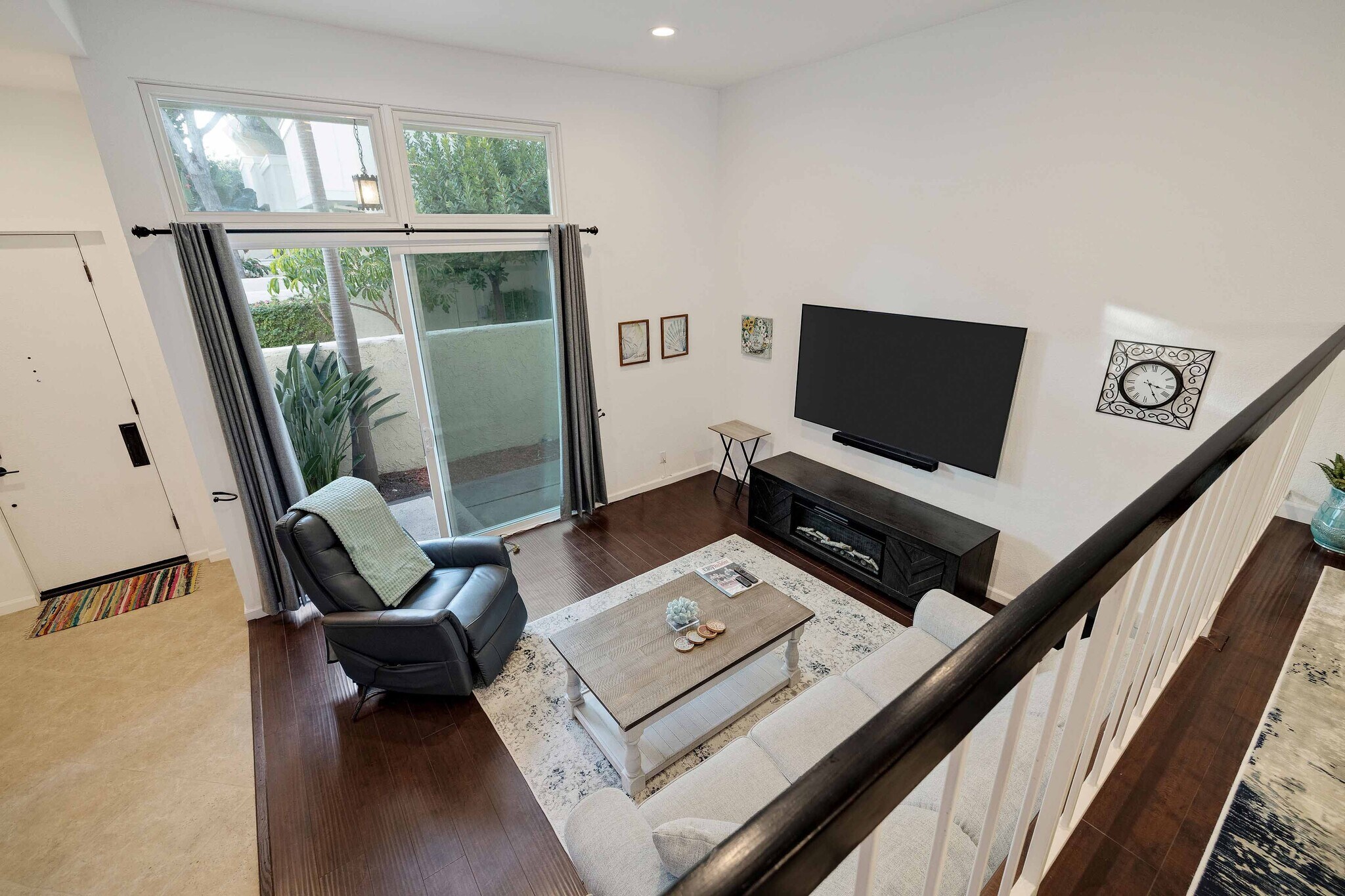 Building Photo - 255 Valley Dr