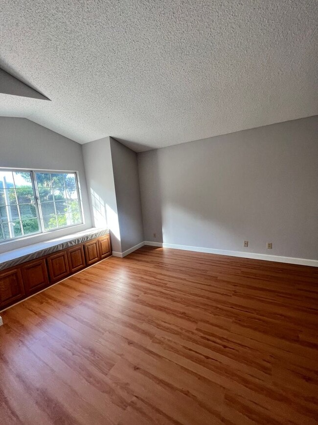 Building Photo - West Ventura - Gorgeous updated three bedroom, 2.5 bath home in Brock Hills