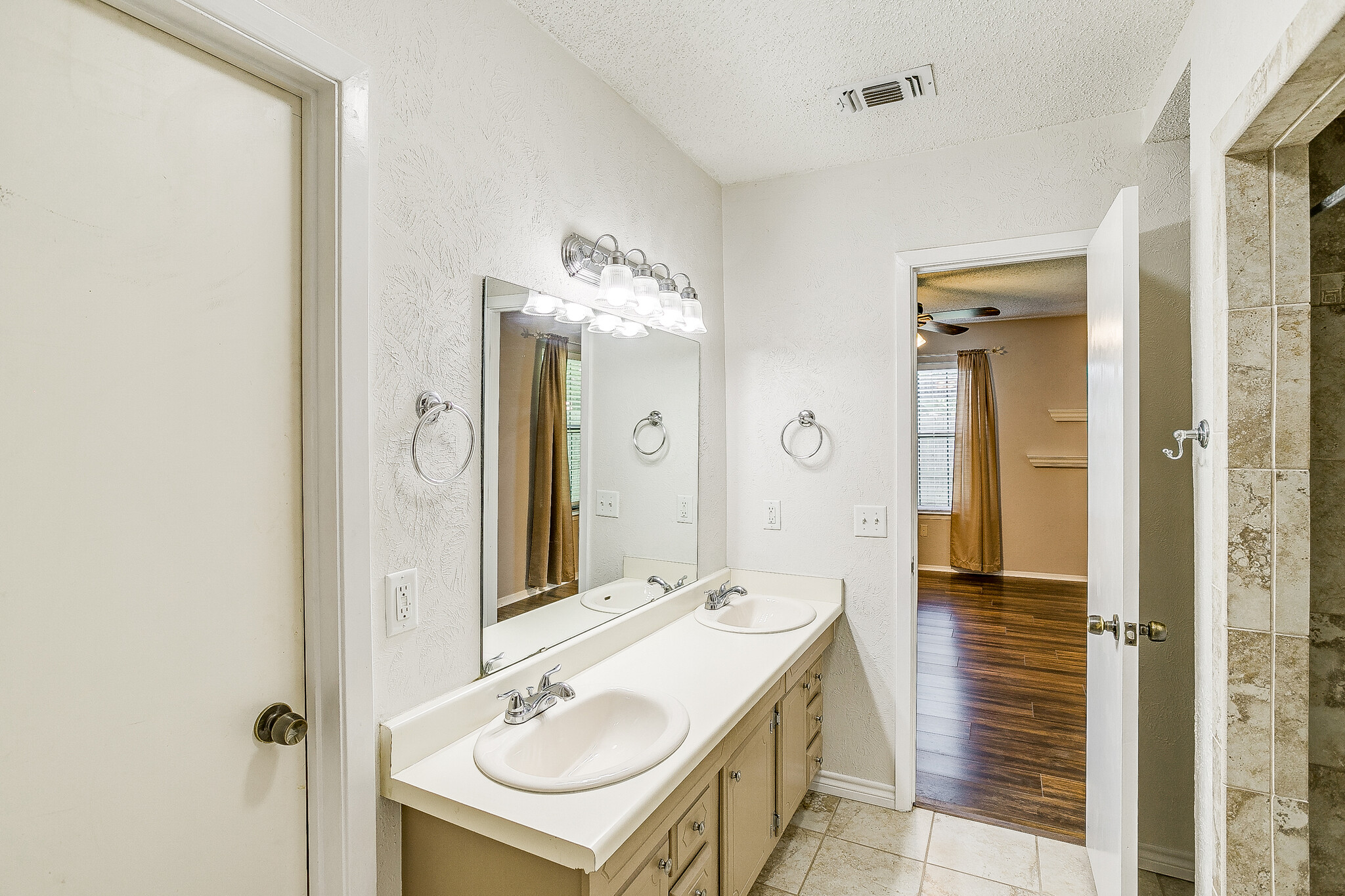 Building Photo - 1104 Sproles Dr