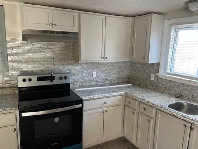 Building Photo - 136 N Spring St