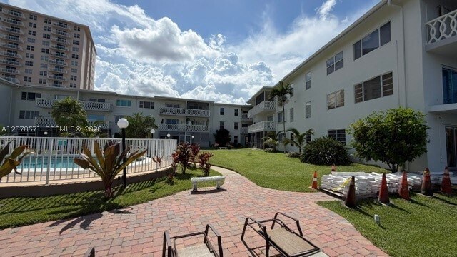 Building Photo - 450 Golden Isles Dr