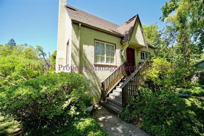 Building Photo - Tudor Gem in Prime Location by Memorial Park