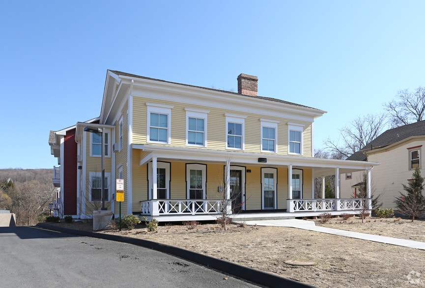 Building Photo - zBarton Commons