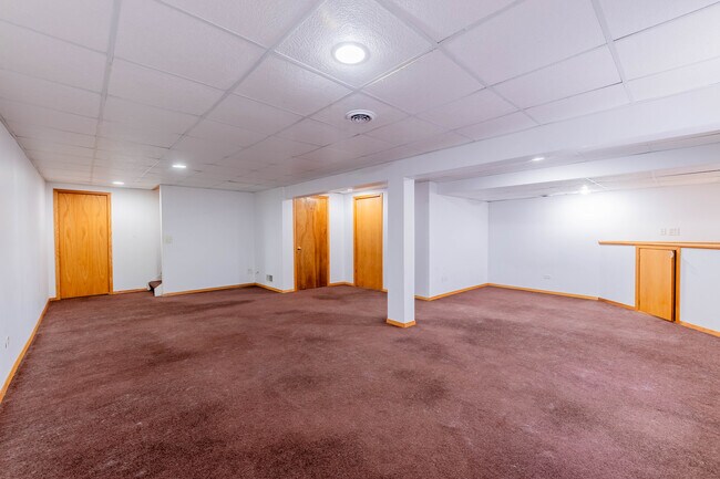 Building Photo - 23 Southwicke Dr
