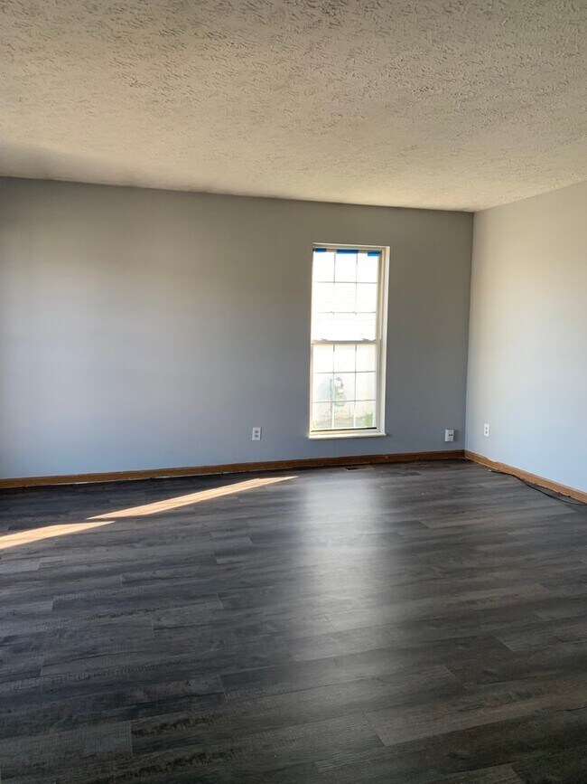 Building Photo - Beautiful 3 bed home 2 bath house w/ attac...