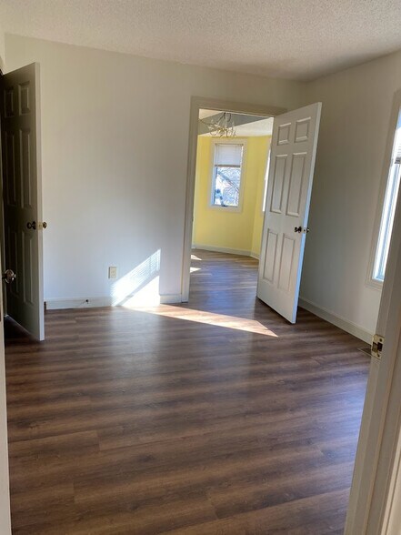 Building Photo - Room in Apartment on Knollwood Dr