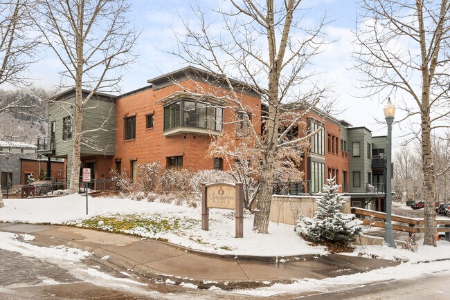 Building Photo - 501 Rio Grande Pl