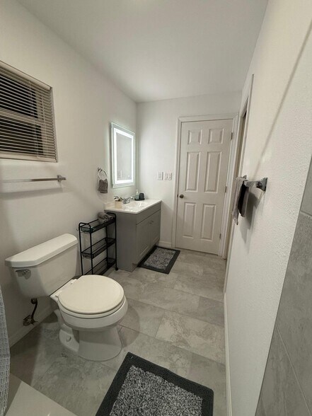 Building Photo - 2405 Roslyn Ln