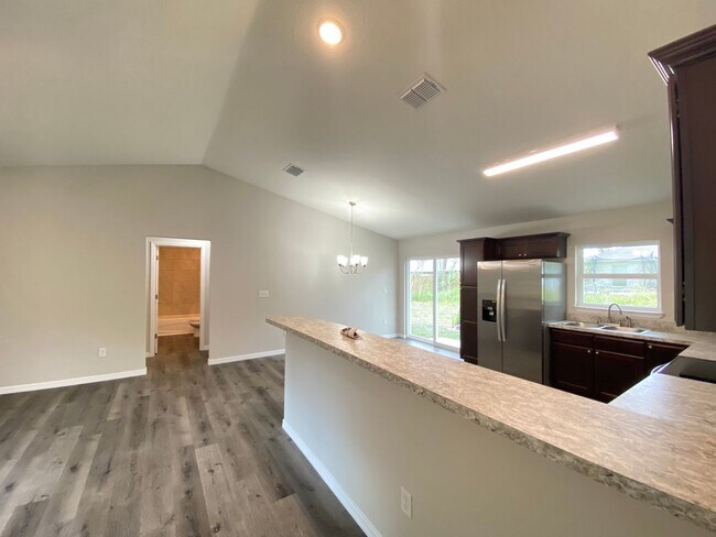 Building Photo - *** NOT AVAILABLE TO SHOW TILLL MID APRIL *** Custom Home - Desirable SE Ocala Neighborhood 3/2/2...