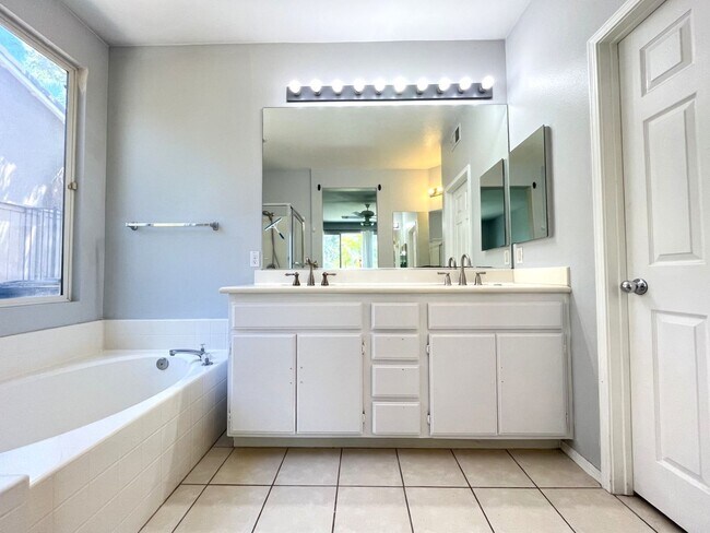 Building Photo - 3 bed, 2 bath located in Corona, CA!
