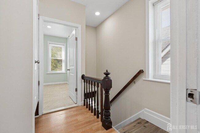 Building Photo - 327 Main St