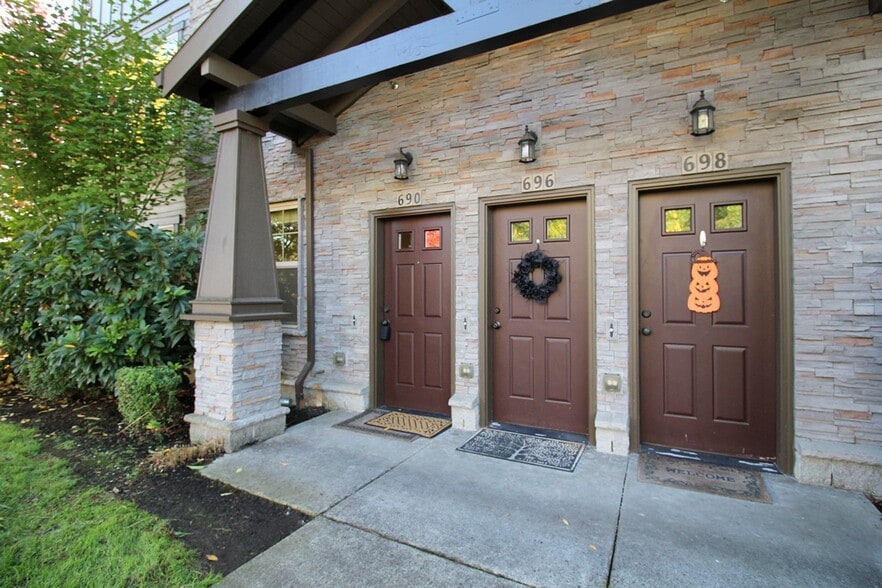 Building Photo - 690 NE Adwick Dr