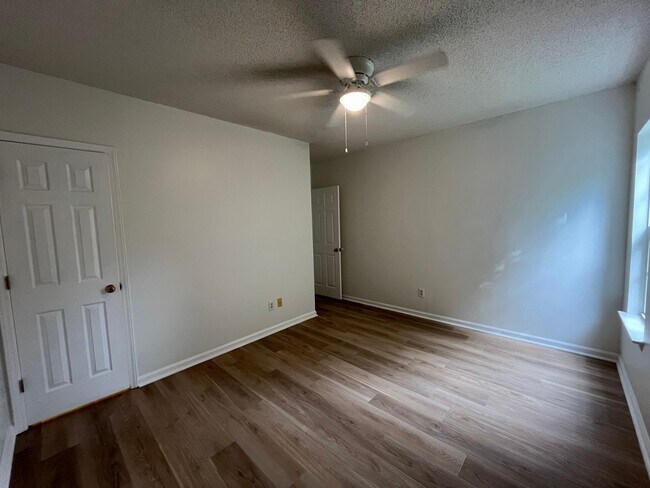 Building Photo - Discover this well-maintained 3-bedroom, 2-bath home in Carriage Hills