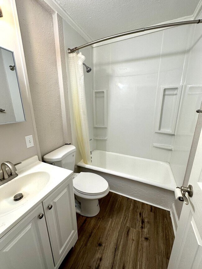 Building Photo - Pet Friendly - Completely Renovated 2nd Fl...