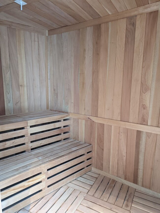 Building Photo - 2212