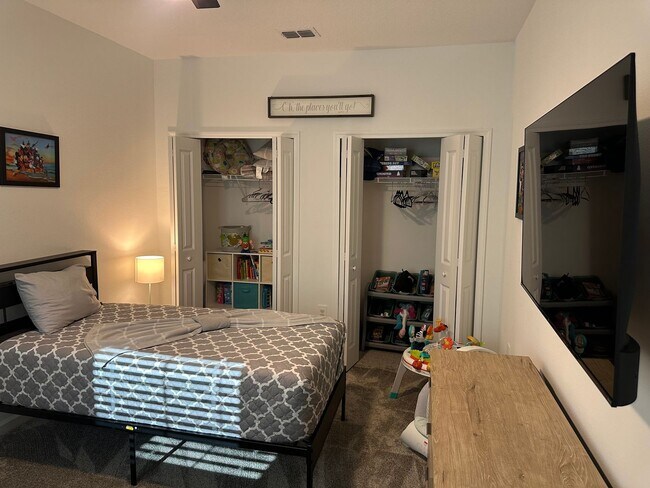 Building Photo - Spacious 4 bedroom 2.5 Bath, Fully Furnish...