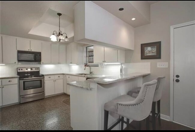 Kitchen - 3005 Tanglewood Park W