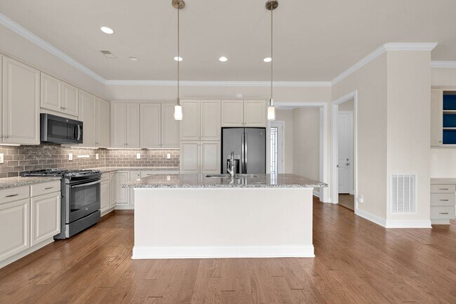 Building Photo - Light, bright, and move-in ready home in the highly sought-after Trilogy at Lake Norman community...