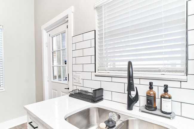 Building Photo - Fully Furnished 2BD Duplex in the Heart of downtown Indy!